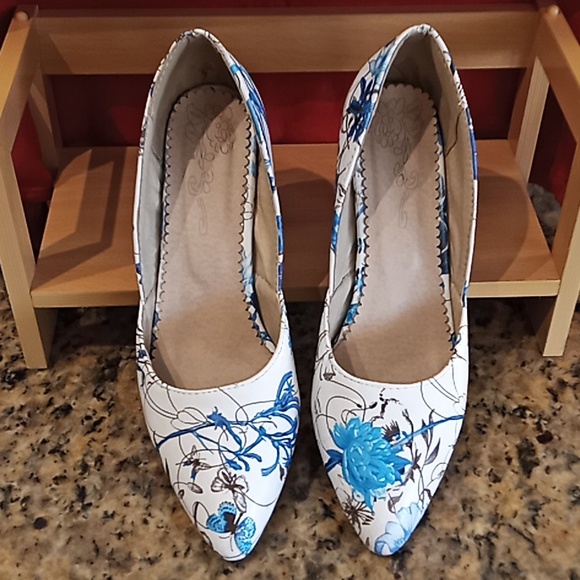 Lady's High Heels. Pointed Toe. Flower and Butterflies Pattern. Very Clean. - Picture 3 of 16